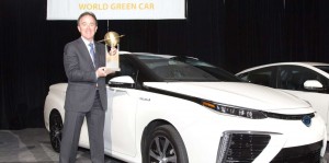  Karl Schlicht con el trofeo que acredita al Toyota Mirai como Coche Sostenible del Año (Foto: Toyota)