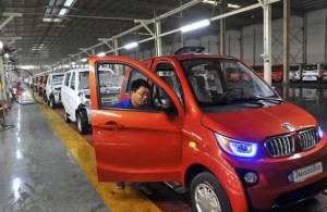 Un trabajador de una fábrica de Qingzhou monta un vehículo eléctrico (Foto: Reuters)