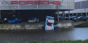 El Porsche que el mecanico arrojó al agua (Foto: Autovisie)