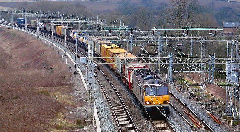 El transporte de coches por ferrocarril ha aumentado (Foto: Gman / Wikimedia Commons)