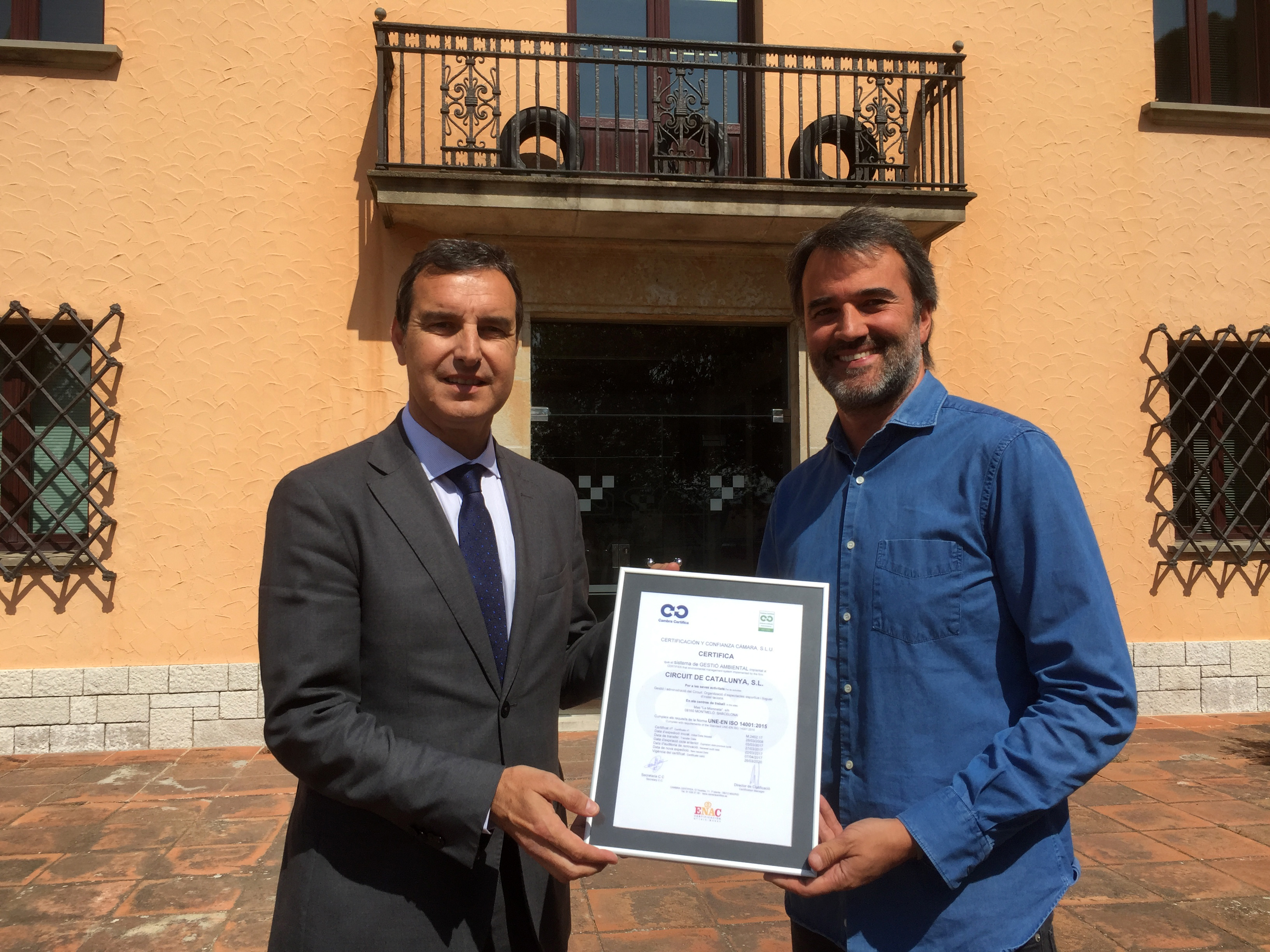 Carles Ayats de la Cambra de Comerç y Joan Fontserè, director general del Circuit de Barcelona-Catalunya con el certificado ISO