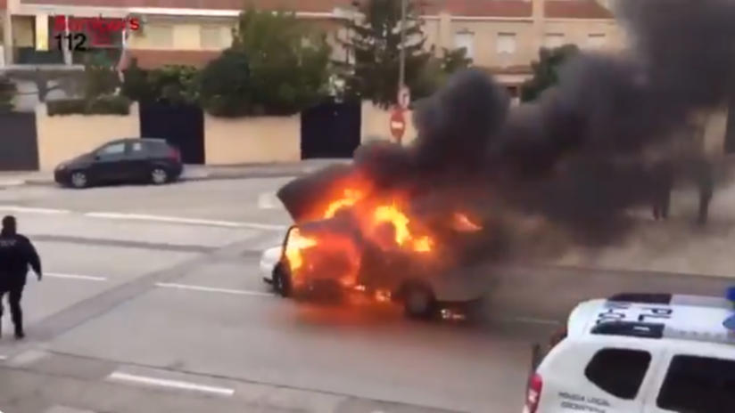 Un coche en llamas 'huye' de los Bomberos