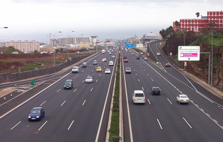 Más coches en las carreteras españolas (Foto: Foxbasealpha / Wikimedia Commons)
