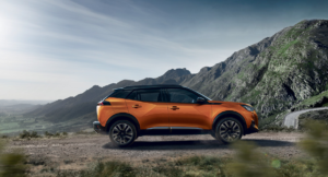 El nuevo SUV de Peugeot de color naranja en una carretera de montaña