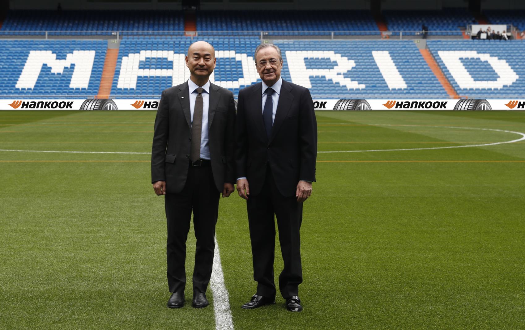 Los presidentes de Hankook y del Real Madrid posando en el césped del Estadio Santiago Bernabéu