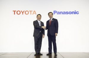 Los presidentes de Toyota y Panasonic dándose la mano para sellar el acuerdo para crear baterías prismáticas
